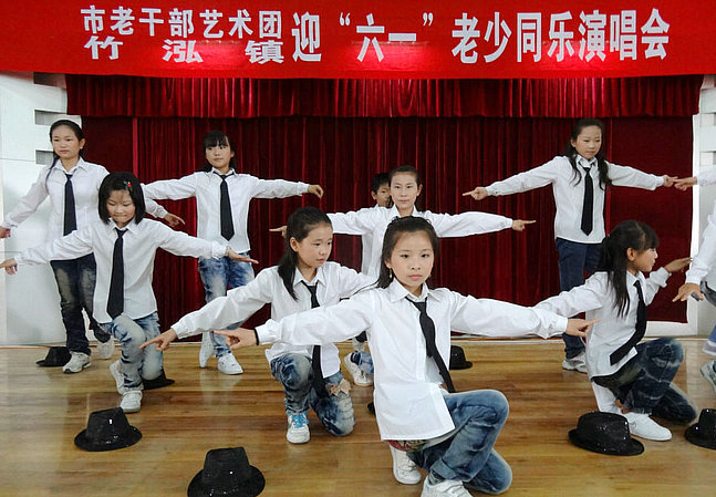 兴化老干部艺术团举办老少同乐联欢会